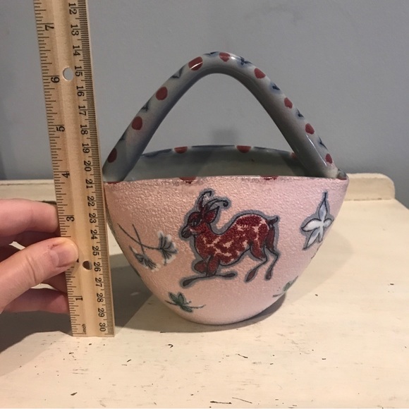 Vtg  Hand Painted Italian Pottery Basket Winter Theme Deer And Lute Signed E R - Picture 12 of 12
